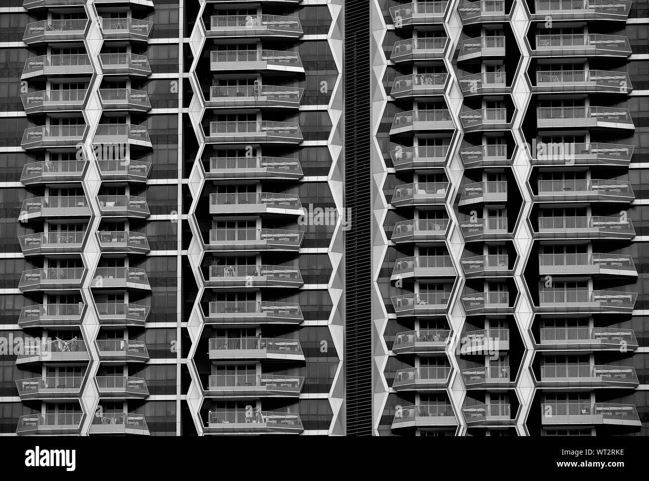 Vista frontale del moderno esterno dell edificio di appartamenti nel centro di Singapore con splendide sfumature e tessuti in acciaio e motivi geometrici Foto Stock
