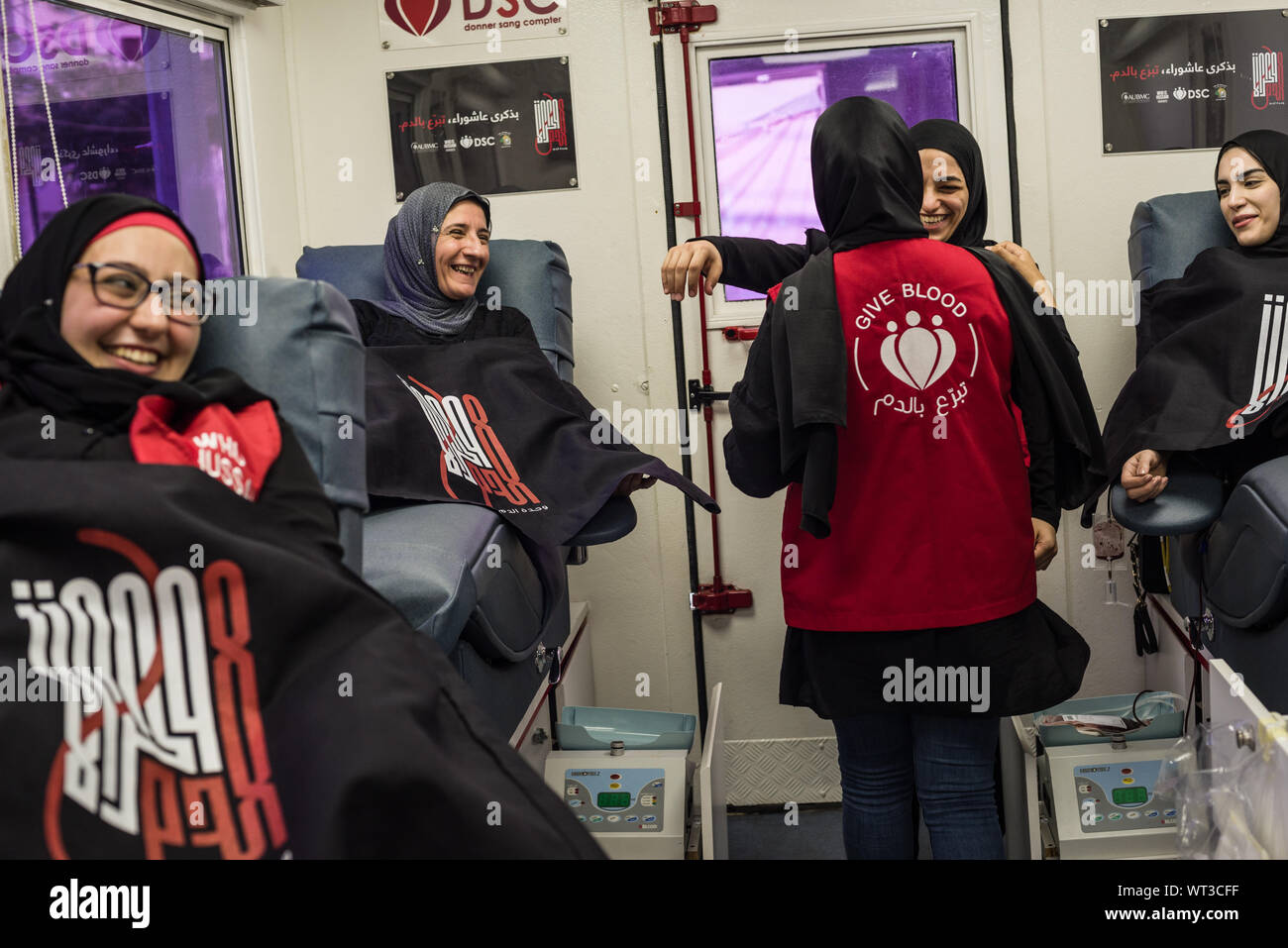 Beiruti sciiti accorsi a donare il sangue nel giorno santo di Ashura, distruggendo tutte le precedenti unità di sangue di record in Libano. Vi è più di un modo per commemorare il sacrificio di imam Hussein e i giovani del Libano stanno abbracciando ciò che vedono come una più che positiva utilizzazione del sangue a sporcarsi per le strade come da tradizionale a sangue lasciando che pratiche. Più ong partecipa ad organizzare l iniziativa, avviata nel 2013 da chi è Mohamed, ogni anno, con l'prectice ora ampiamente supportato tra comunità sciita leader e degli Imam. Foto Stock