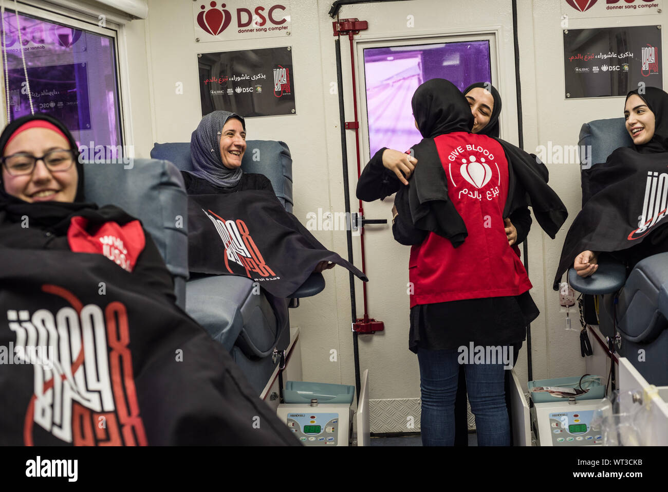 Beiruti sciiti accorsi a donare il sangue nel giorno santo di Ashura, distruggendo tutte le precedenti unità di sangue di record in Libano. Vi è più di un modo per commemorare il sacrificio di imam Hussein e i giovani del Libano stanno abbracciando ciò che vedono come una più che positiva utilizzazione del sangue a sporcarsi per le strade come da tradizionale a sangue lasciando che pratiche. Più ong partecipa ad organizzare l iniziativa, avviata nel 2013 da chi è Mohamed, ogni anno, con l'prectice ora ampiamente supportato tra comunità sciita leader e degli Imam. Foto Stock