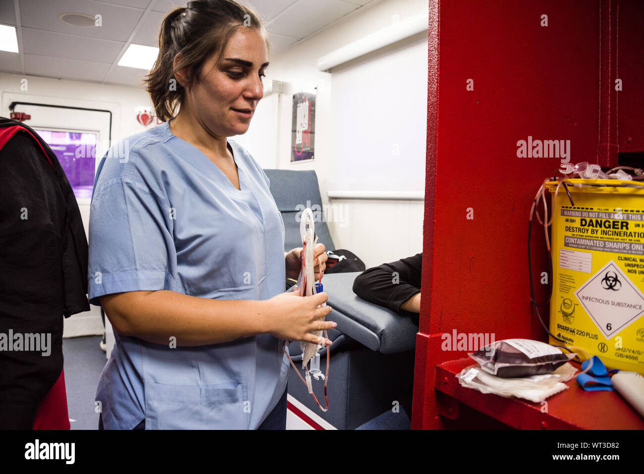 Beiruti sciiti accorsi a donare il sangue nel giorno santo di Ashura, distruggendo tutte le precedenti unità di sangue di record in Libano. Vi è più di un modo per commemorare il sacrificio di imam Hussein e i giovani del Libano stanno abbracciando ciò che vedono come una più che positiva utilizzazione del sangue a sporcarsi per le strade come da tradizionale a sangue lasciando che pratiche. Più ong partecipa ad organizzare l iniziativa, avviata nel 2013 da chi è Mohamed, ogni anno, con l'prectice ora ampiamente supportato tra comunità sciita leader e degli Imam. Foto Stock