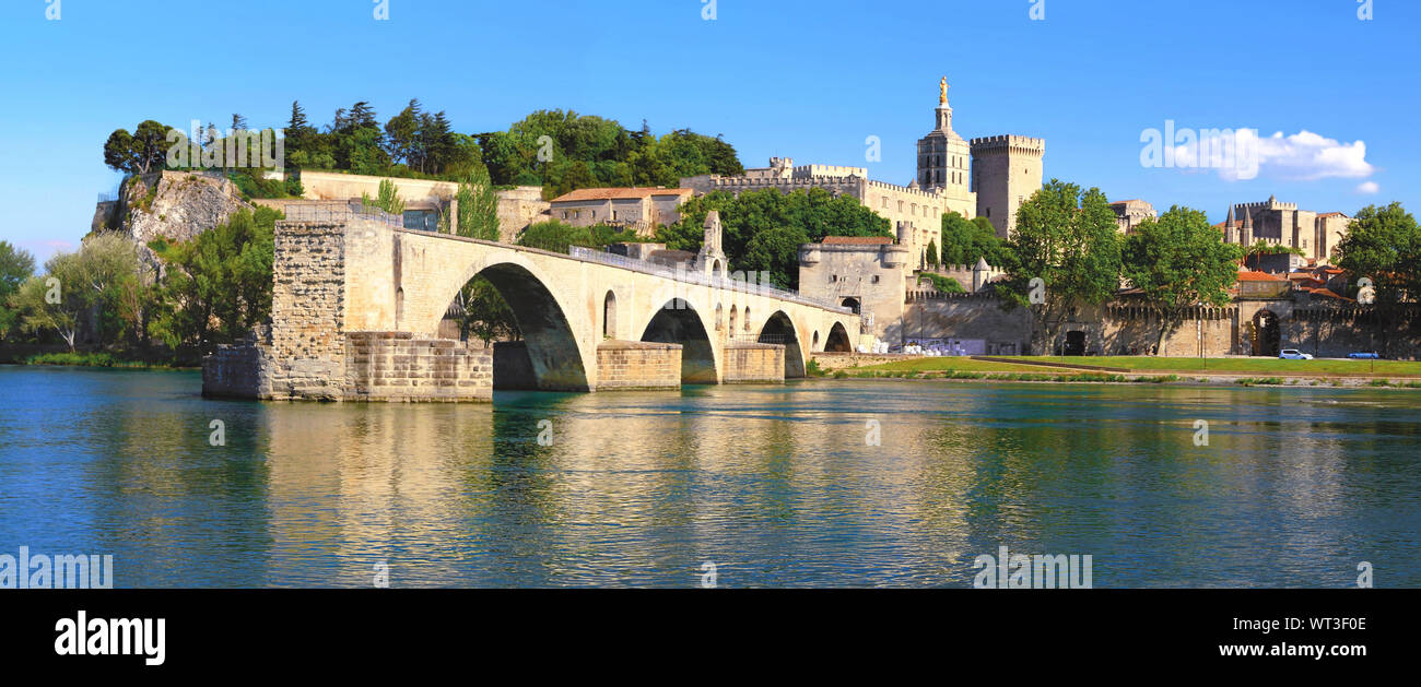 Il ponte Saint-Benezet sul Rhone . Avignone . Provenza.Francia. Foto Stock