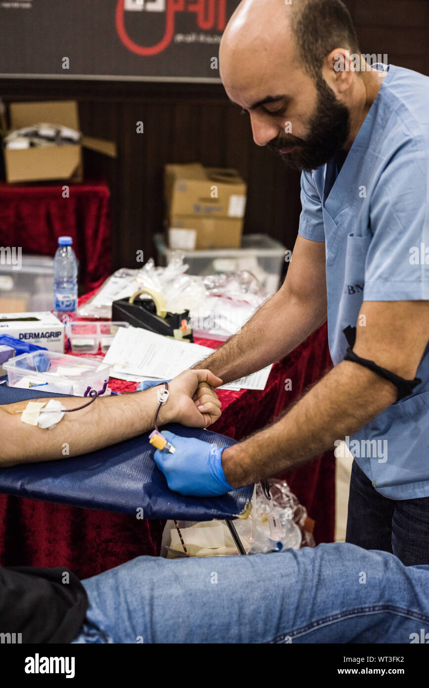 Beiruti sciiti accorsi a donare il sangue nel giorno santo di Ashura, distruggendo tutte le precedenti unità di sangue di record in Libano. Vi è più di un modo per commemorare il sacrificio di imam Hussein e i giovani del Libano stanno abbracciando ciò che vedono come una più che positiva utilizzazione del sangue a sporcarsi per le strade come da tradizionale a sangue lasciando che pratiche. Più ong partecipa ad organizzare l iniziativa, avviata nel 2013 da chi è Mohamed, ogni anno, con l'prectice ora ampiamente supportato tra comunità sciita leader e degli Imam. Foto Stock