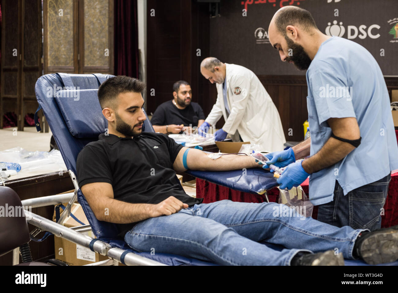 Beiruti sciiti accorsi a donare il sangue nel giorno santo di Ashura, distruggendo tutte le precedenti unità di sangue di record in Libano. Vi è più di un modo per commemorare il sacrificio di imam Hussein e i giovani del Libano stanno abbracciando ciò che vedono come una più che positiva utilizzazione del sangue a sporcarsi per le strade come da tradizionale a sangue lasciando che pratiche. Più ong partecipa ad organizzare l iniziativa, avviata nel 2013 da chi è Mohamed, ogni anno, con l'prectice ora ampiamente supportato tra comunità sciita leader e degli Imam. Foto Stock