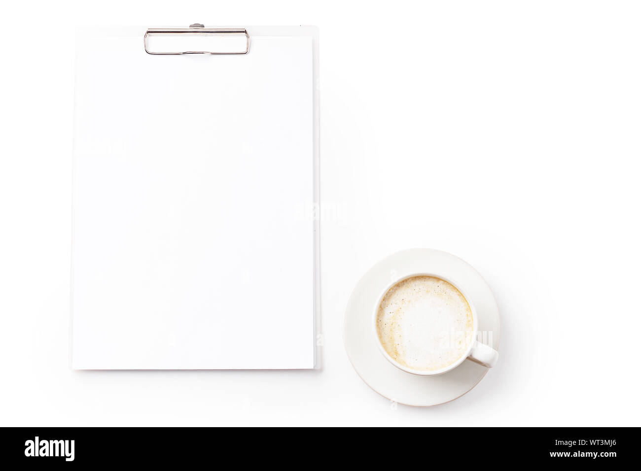 Flatlay con una tazza di cappuccino e carta mockup su sfondo bianco Foto Stock