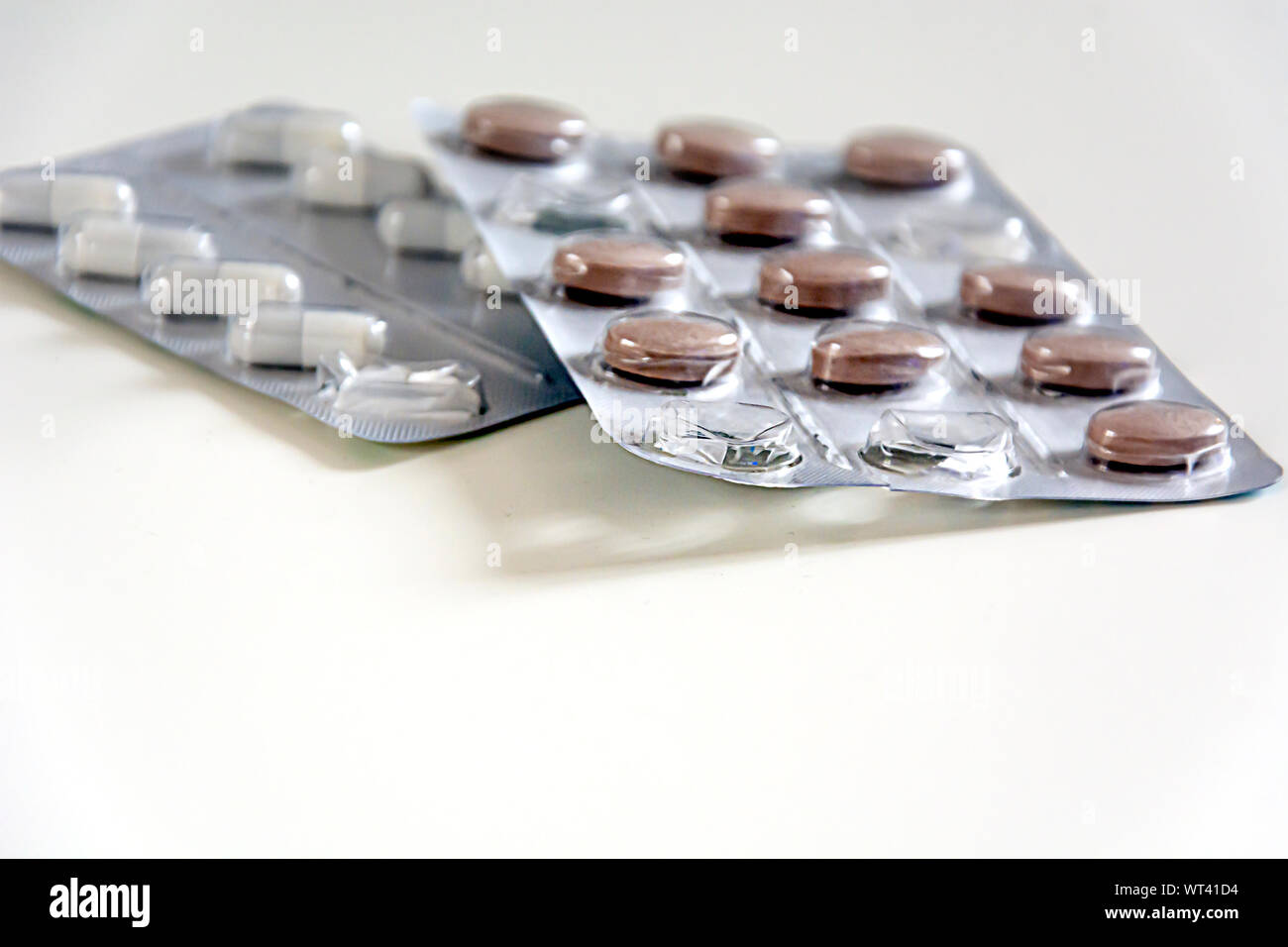 Medical confetti confezionati in plastica lucida alveoli. Blister con alcuni hanno usato le pillole. Salute e medicina concetto. L'abuso di droga Foto Stock