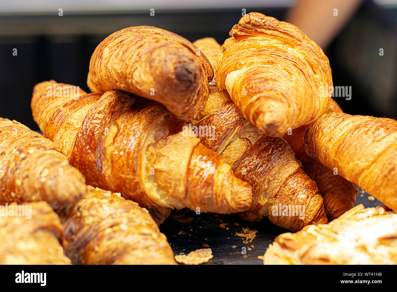 Un gruppo di croissant impilati su un vassoio. Prodotto da forno. Foto Stock