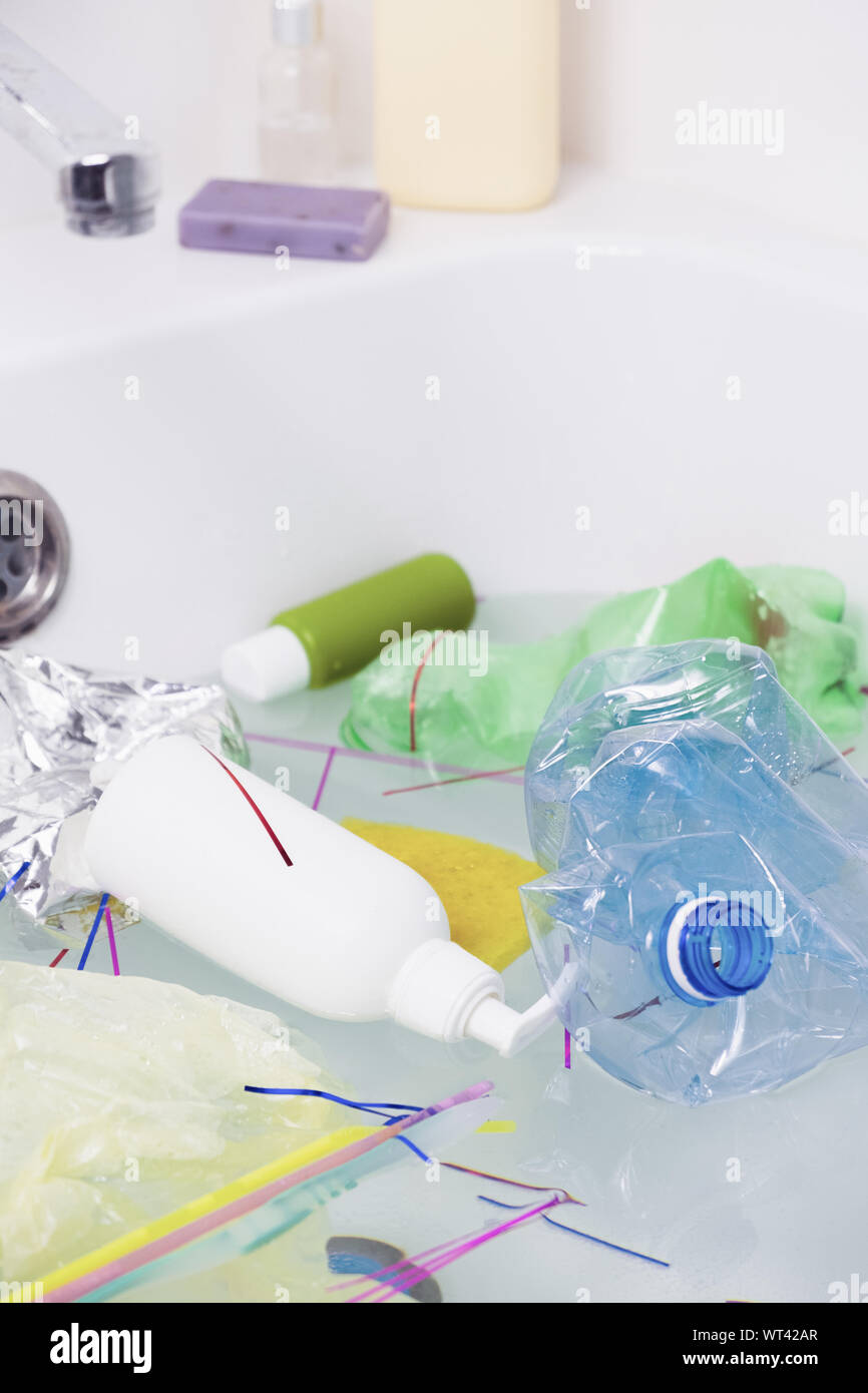 Immondizia di plastica nella vasca da bagno. Il concetto di inquinamento ambientale con i rifiuti plastici e il pericolo di microplastics per la salute umana. Foto Stock