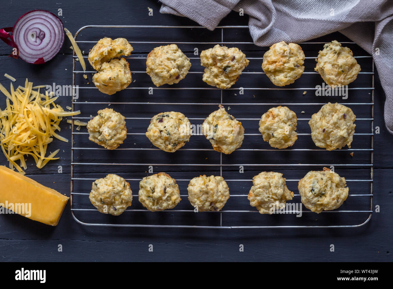 Mini formaggi saporiti e cipolla muffin al di fuori del forno torta sulla griglia di raffreddamento - vista superiore di antipasto di formaggio biscotto Foto Stock