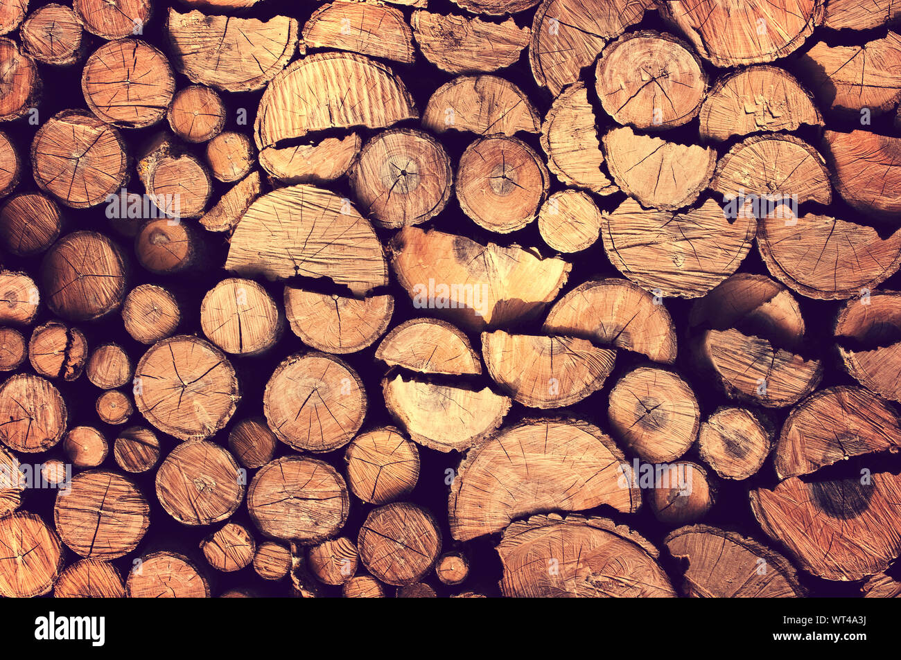 Pila di ciocchi di legna per l'inverno, vintage in legno sfondo astratto Foto Stock