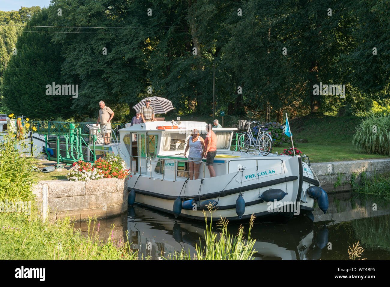 Josselin, Brittany / Francia - 26 agosto 2019:case galleggianti con i turisti passano attraverso il fiume si blocca sul fiume Oust vicino Josselin in Bretagna Foto Stock