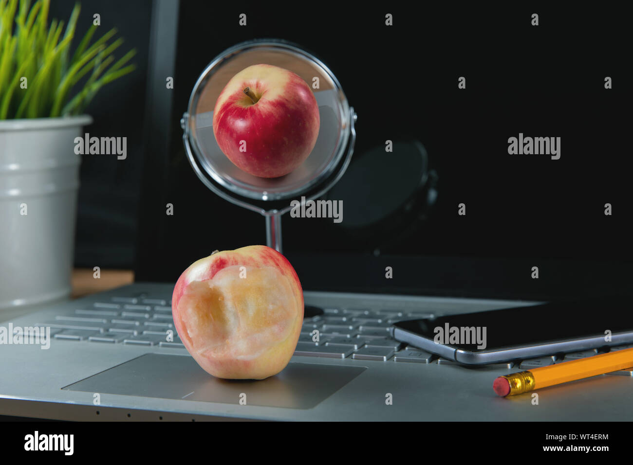 Social media fakeness e imbrogli concetto - morso apple con riflesso perfetto Foto Stock
