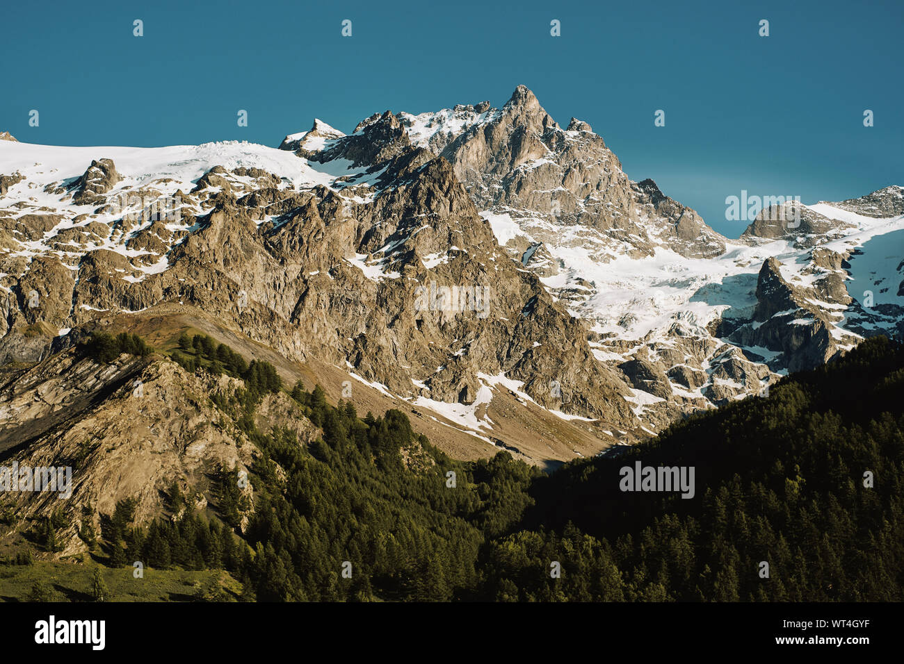 La Meije mountain nel massiccio des Écrins gamma di Hautes-Alpes e Isère départements, domina il vicino villaggio di La Grave nelle Alpi francesi. Foto Stock