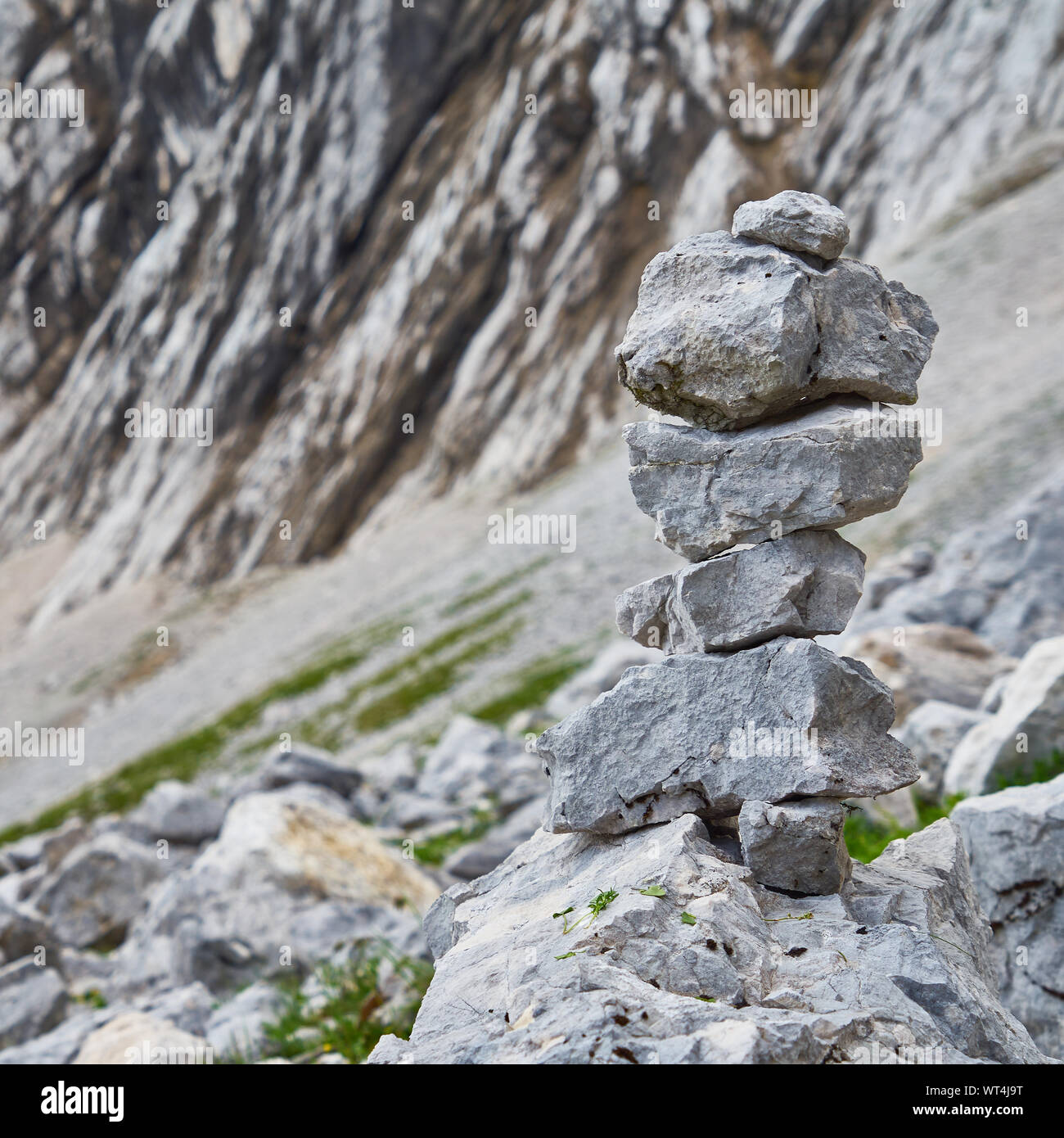 La segnaletica in montagna, impilati di pietre e rocce Foto Stock