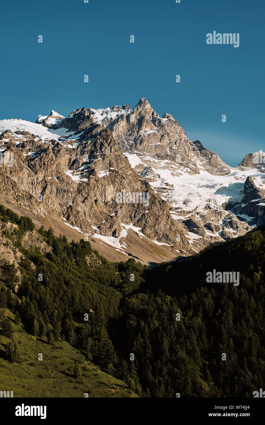 La Meije mountain nel massiccio des Écrins gamma di Hautes-Alpes e Isère départements, domina il vicino villaggio di La Grave nelle Alpi francesi. Foto Stock