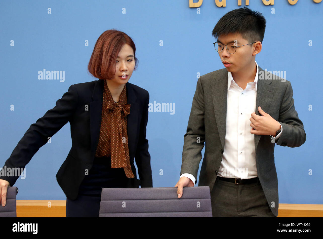 Berlino, Germania. Undicesimo Sep, 2019. Joshua Wong (r), un attivista e un segretario generale del governo-critical partito Demosisto, e Glacier Kwong, attivista, rispondere alle domande dei giornalisti prima che la Federal conferenza stampa sulla situazione a Hong Kong. Credito: Wolfgang Kumm/dpa/Alamy Live News Foto Stock