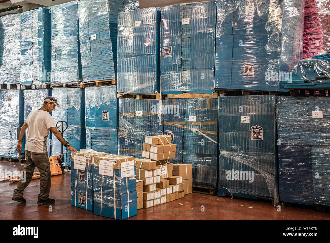 Shoham, Israele. Undicesimo Sep, 2019. Un dipendente del voto centro comitato prepara le schede stampate e scrutinio prima dell'attacco israeliano elezioni legislative che si terrà il 17 settembre 2019. Credito: Ilia Yefimovich/dpa/Alamy Live News Foto Stock