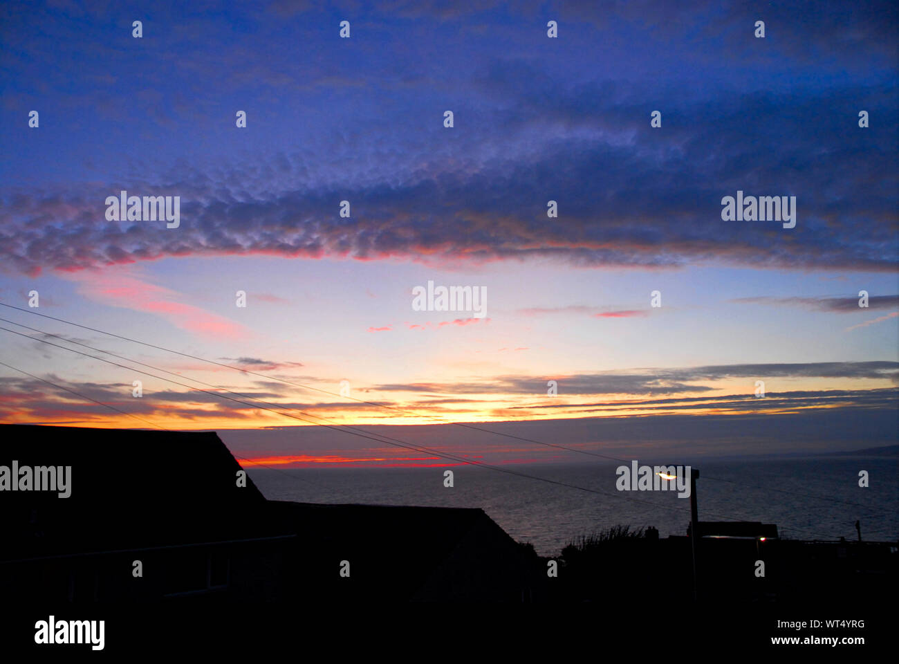 Portland. 10 settembre 2019. Regno Unito Meteo. Il cielo di autunno viene trasformata in una miriade di 'paintbox' dei colori mediante il sole di setting. credito : stuart fretwell/Alamy Live News Foto Stock