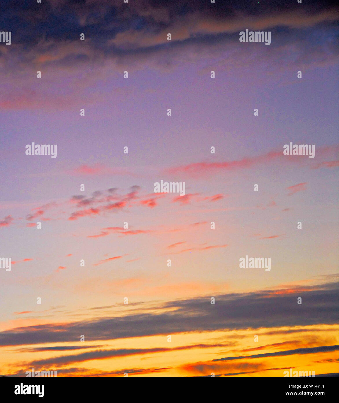 Portland. 10 settembre 2019. Regno Unito Meteo. Il cielo di autunno viene trasformata in una miriade di 'paintbox' dei colori mediante il sole di setting. credito : stuart fretwell/Alamy Live News Foto Stock