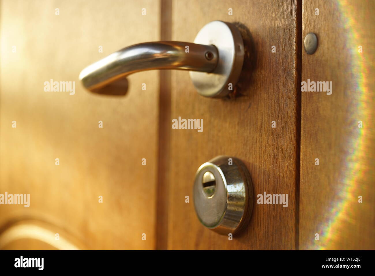Brown porta in legno con maniglia cromata e toppa, bella sunray Foto Stock