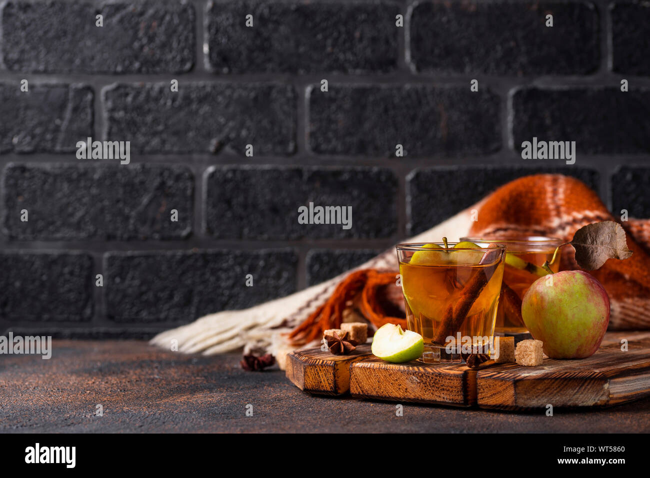 Speziato sidro di mela, drink di autunno Foto Stock