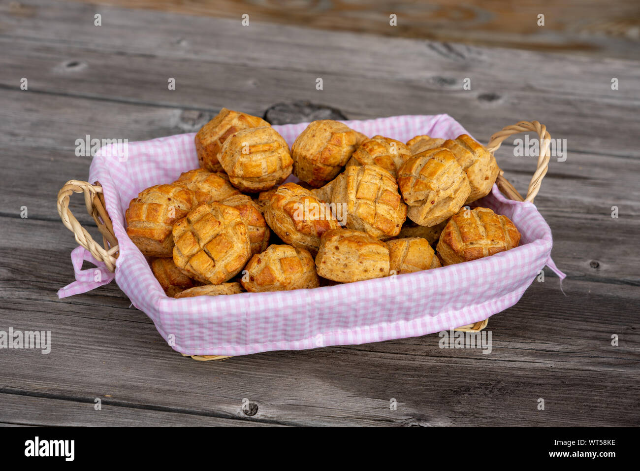 Tradizionale ungherese pasticceria da forno pogacsa in un cestello Foto Stock