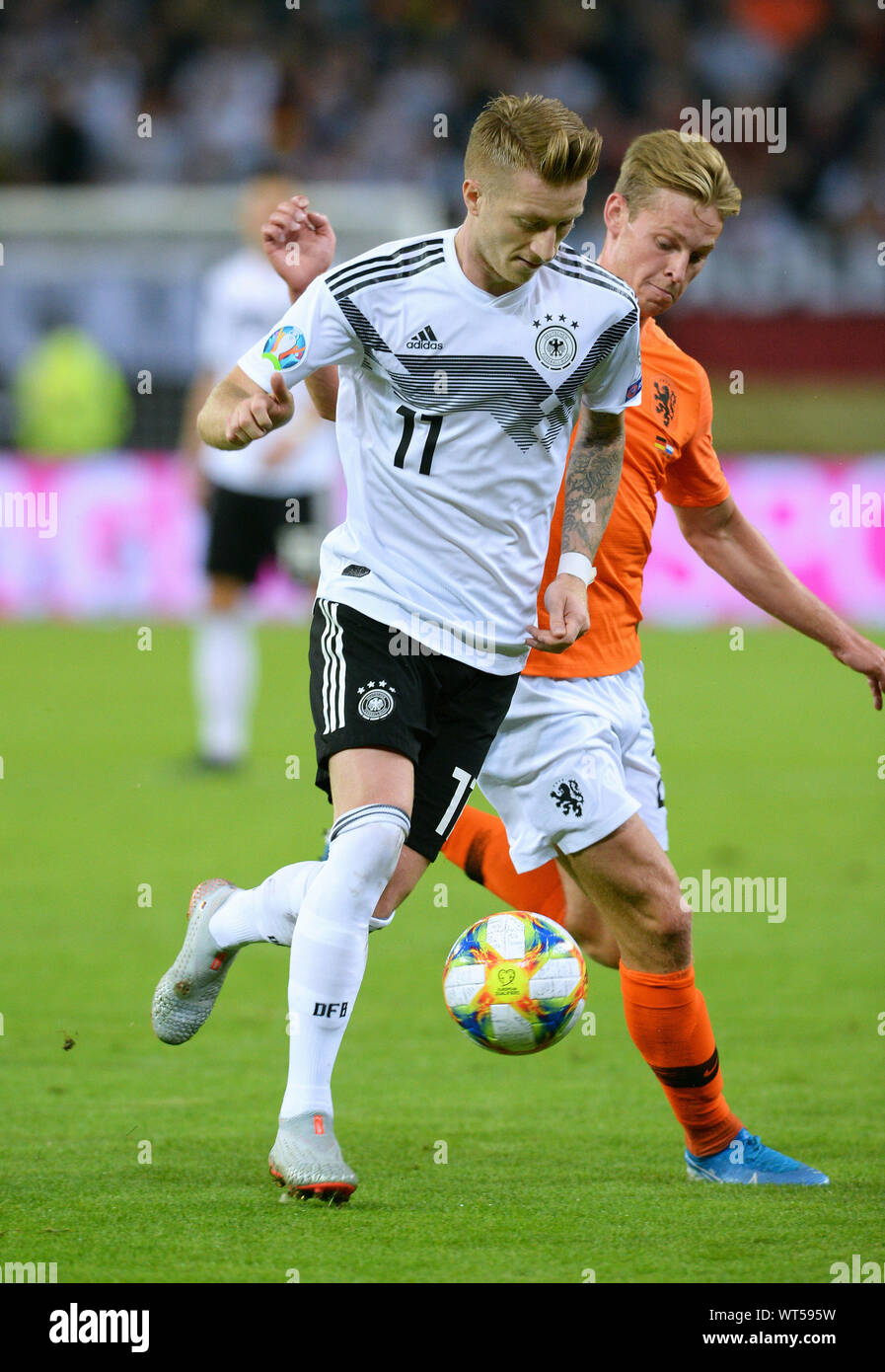 Campionato europeo di qualificazione in Volksparkstadion Hamburg: Germania vs. Paesi Bassi 2:4; Marco Reus (GER), Frenkie de Jong (NED) Foto Stock