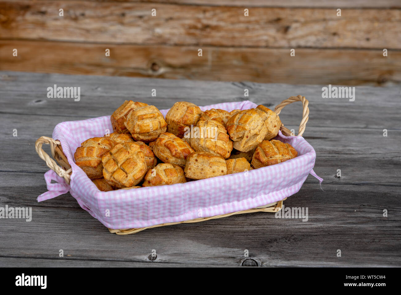 Tradizionale ungherese pasticceria da forno pogacsa in un cestello Foto Stock