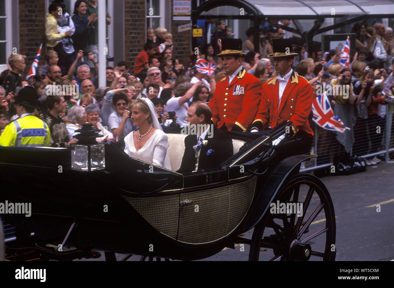 Royal Wedding Prince Edward Sophie Rhys Jones 1999 Contessa di Wessex Earl del Wessex Windsor Aprire carrello rinuncia alla folla di spettatori curiosi dopo il loro matrimonio 1990S UK HOMER SYKES Foto Stock