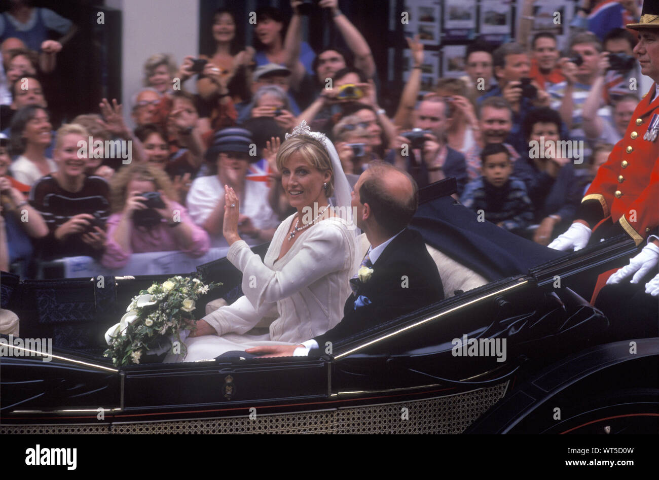 Royal Wedding 1999 Prince Edward Sophie Rhys Jones. La Contessa di Wessex Earl del Wessex Windsor Aprire carrello rinuncia alla folla di spettatori curiosi dopo il loro matrimonio 1990S UK HOMER SYKES Foto Stock