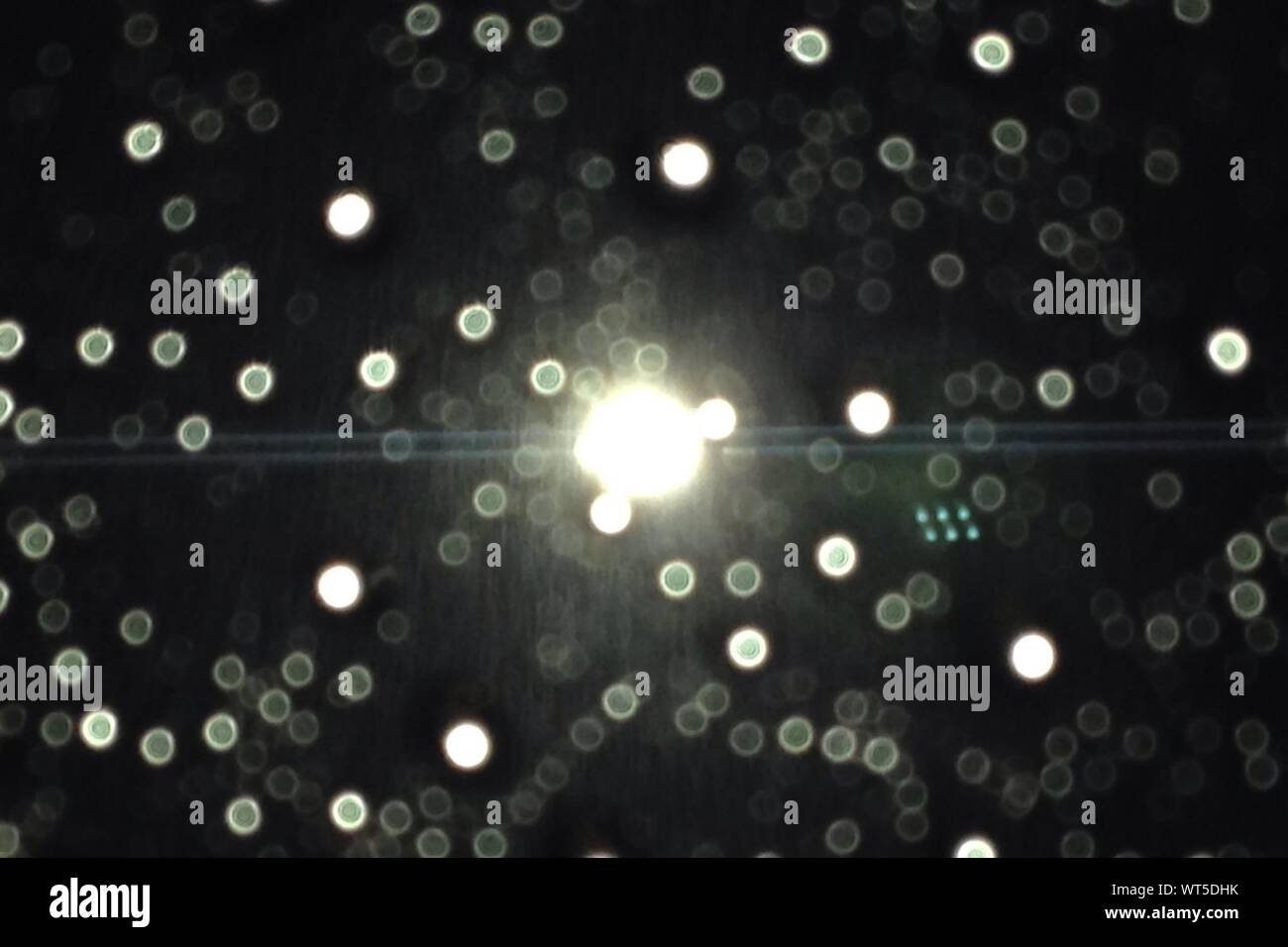 Illumina le gocce di pioggia e sole visto attraverso il vetro Foto Stock
