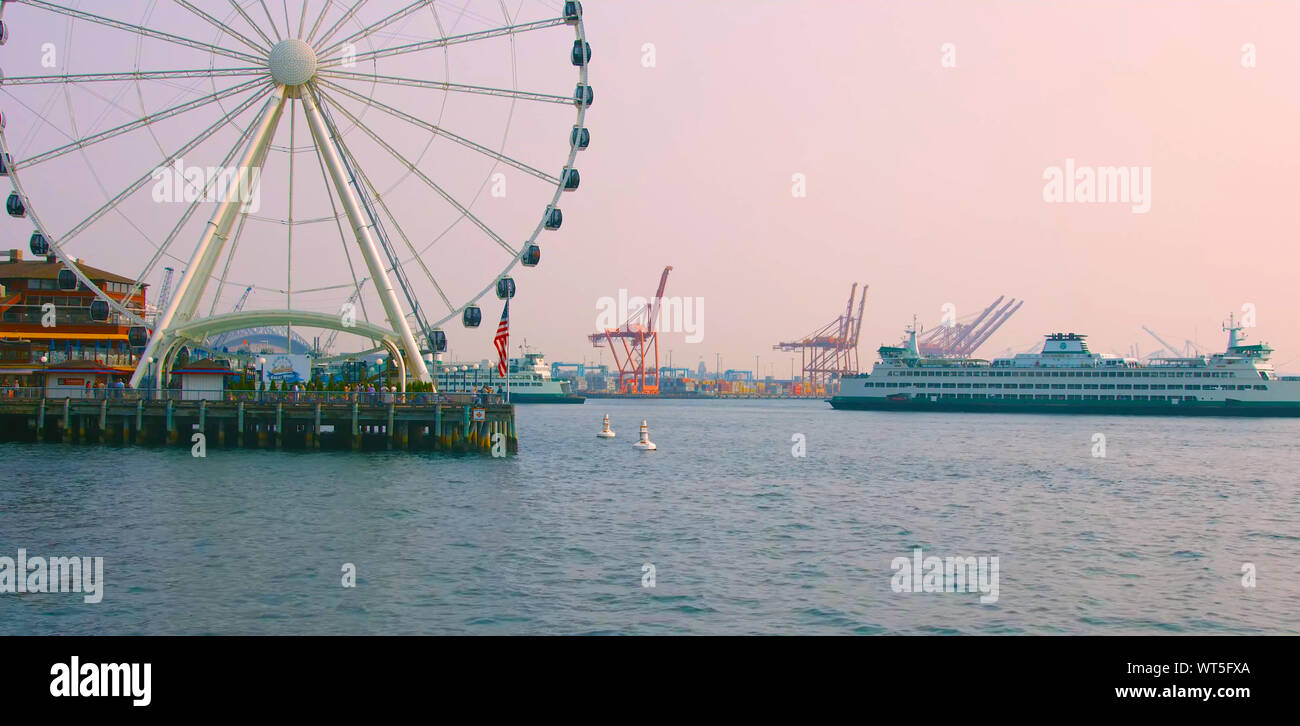 Seattle, Washington, Stati Uniti d'America ( janvier ,25, 2019 ) Seattle Waterfront con Seattle Downtown visualizza ; tramonto dal Seattle Bainbridge Island Ferry, Seattl Foto Stock