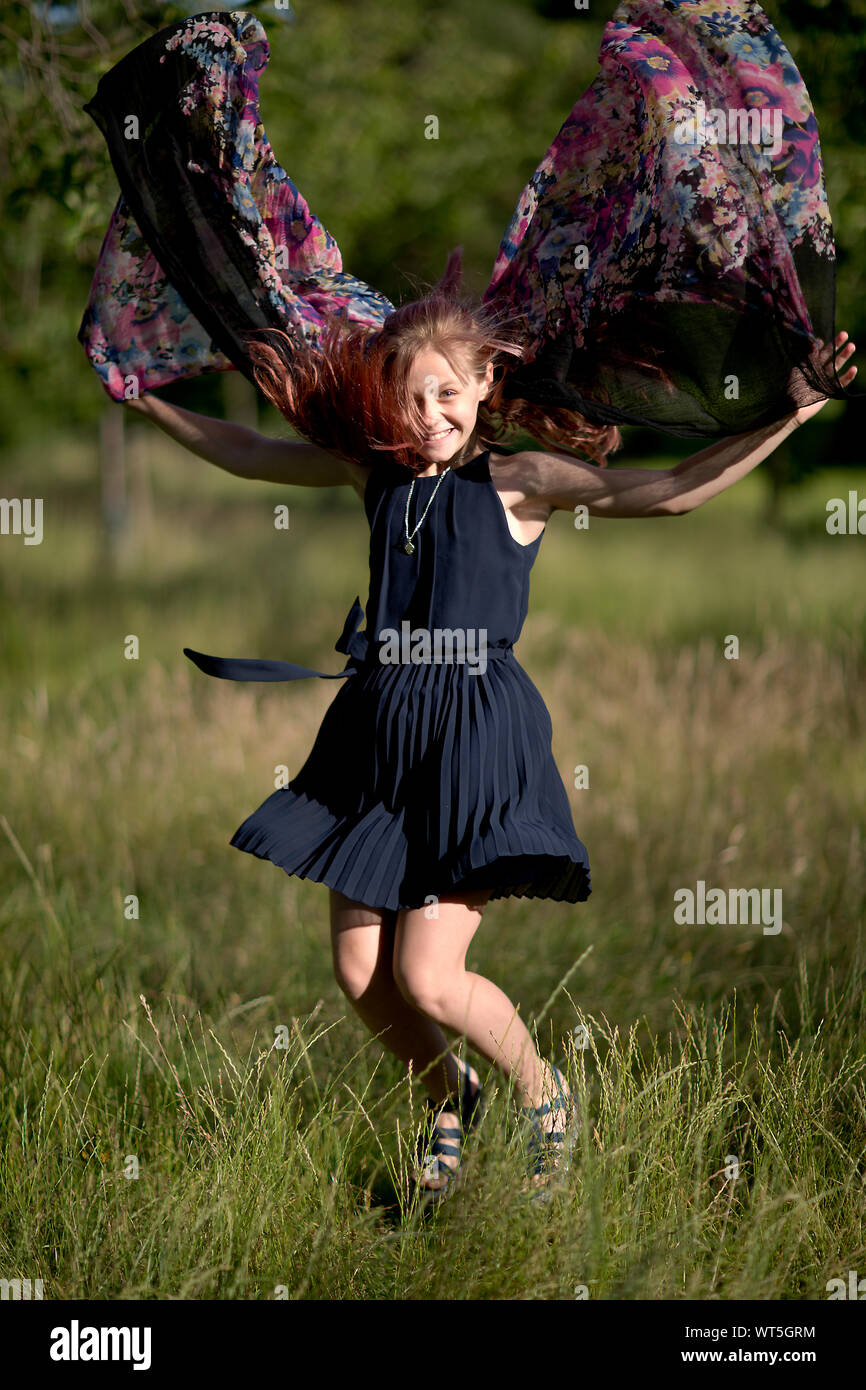 Sonya Maltseva, (Russia), in Kelsey Park, Beckenham, Kent, Inghilterra. Dancing in erba Foto Stock