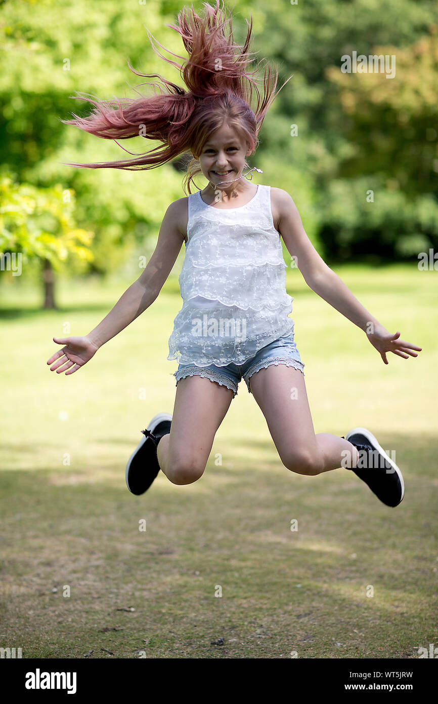 Sonya Maltseva, (Russia),saltando sul prato in Kelsey Park, Beckenham, Kent, Inghilterra Foto Stock