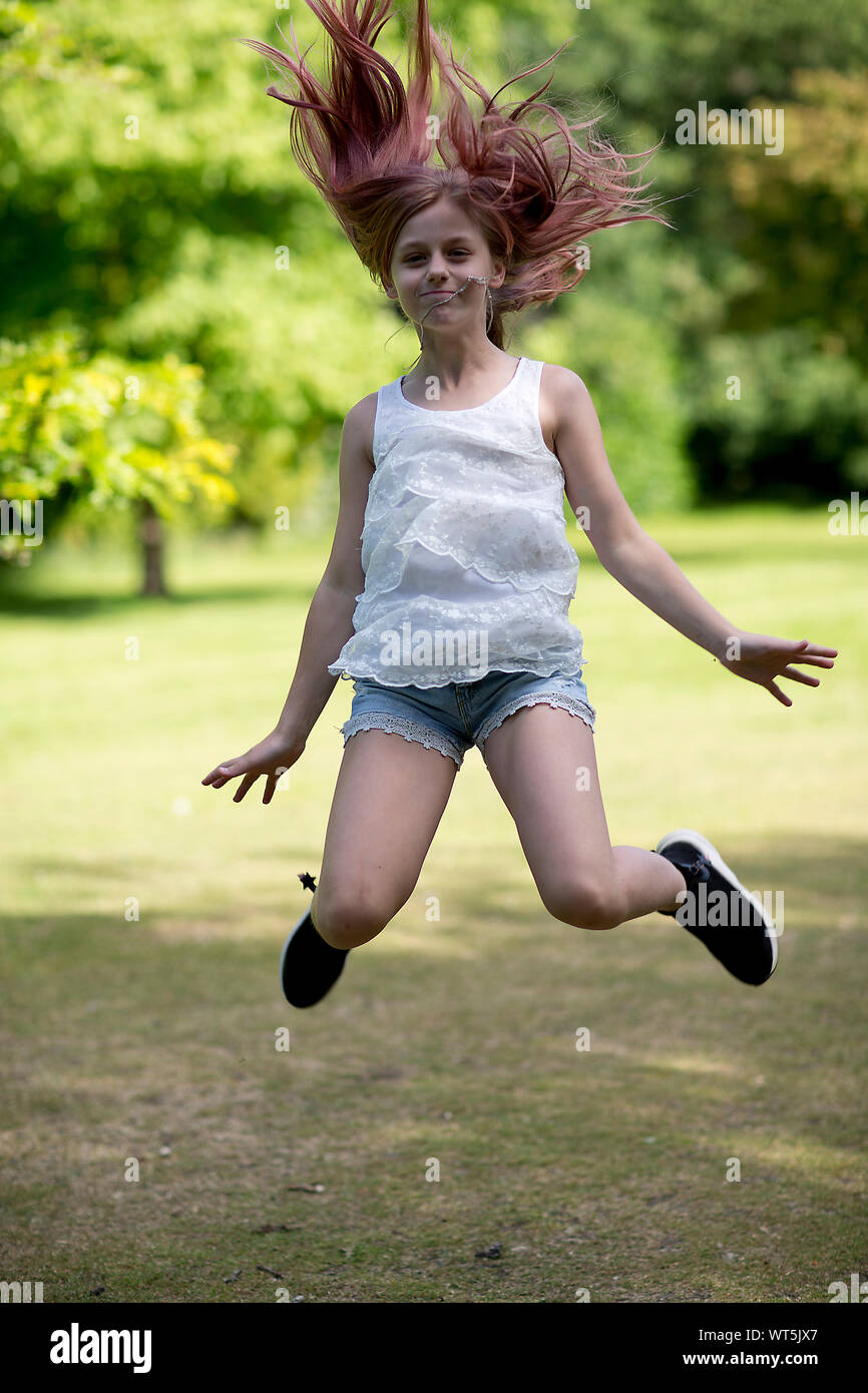 Sonya Maltseva, (Russia), saltando sul prato in Kelsey Park, Beckenham, Kent, Inghilterra Foto Stock