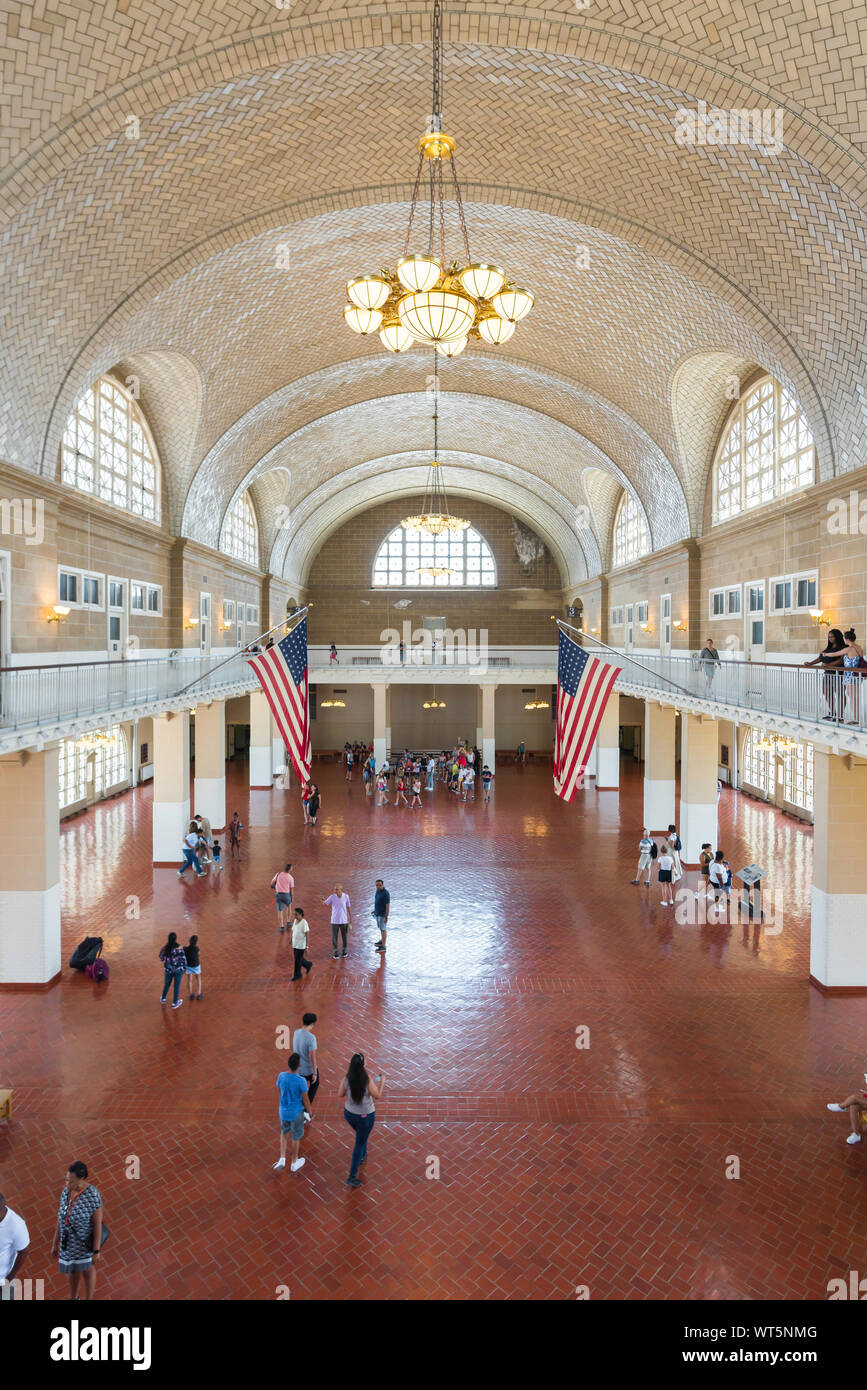 Ellis Island New York, vista di turisti all'interno della camera del registro di Ellis Island Museo Nazionale di immigrazione, New York City, Stati Uniti d'America Foto Stock