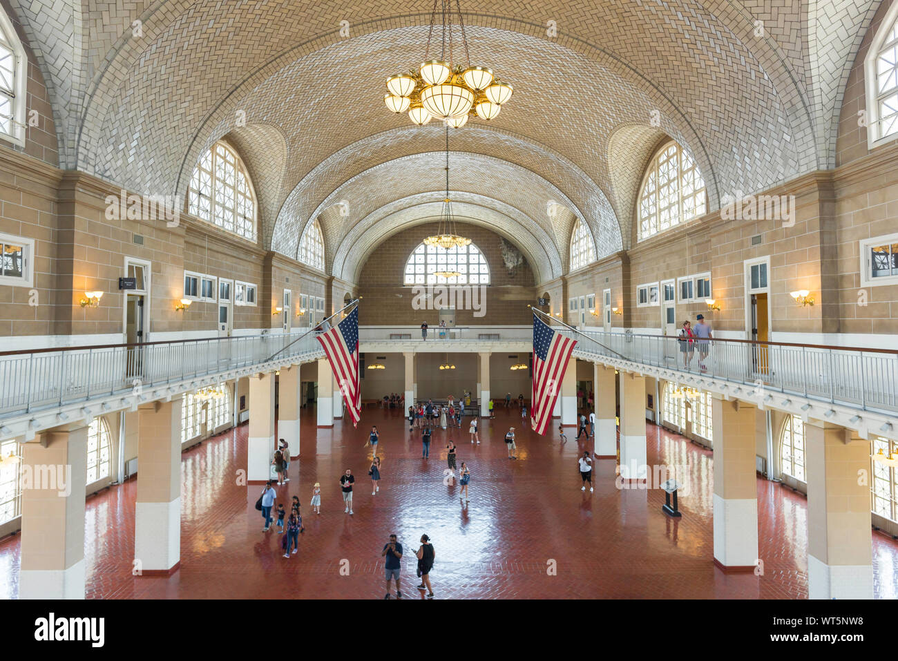 Ellis Island New York, vista di turisti all'interno della camera del registro di Ellis Island Museo Nazionale di immigrazione, New York City, Stati Uniti d'America Foto Stock