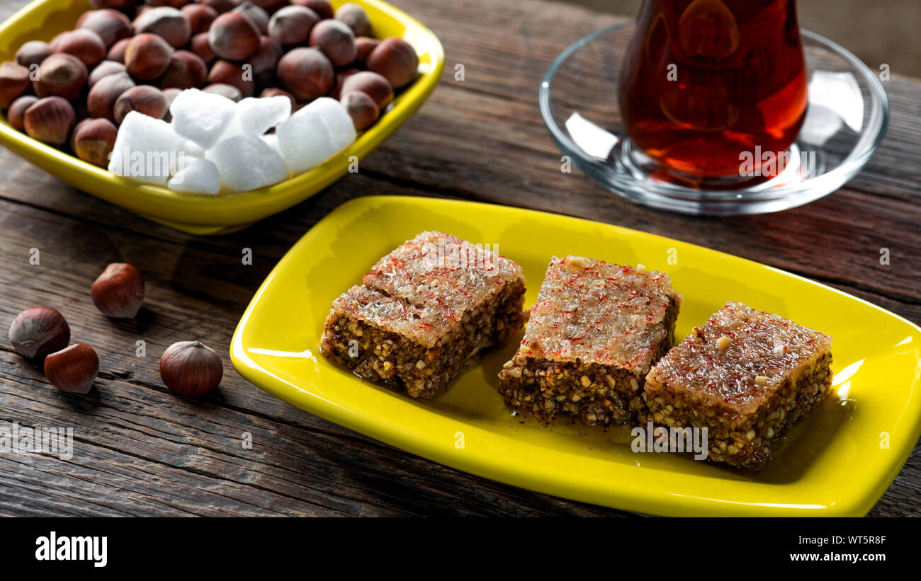 Sheki halva su una piastra. I dolci orientali Foto Stock