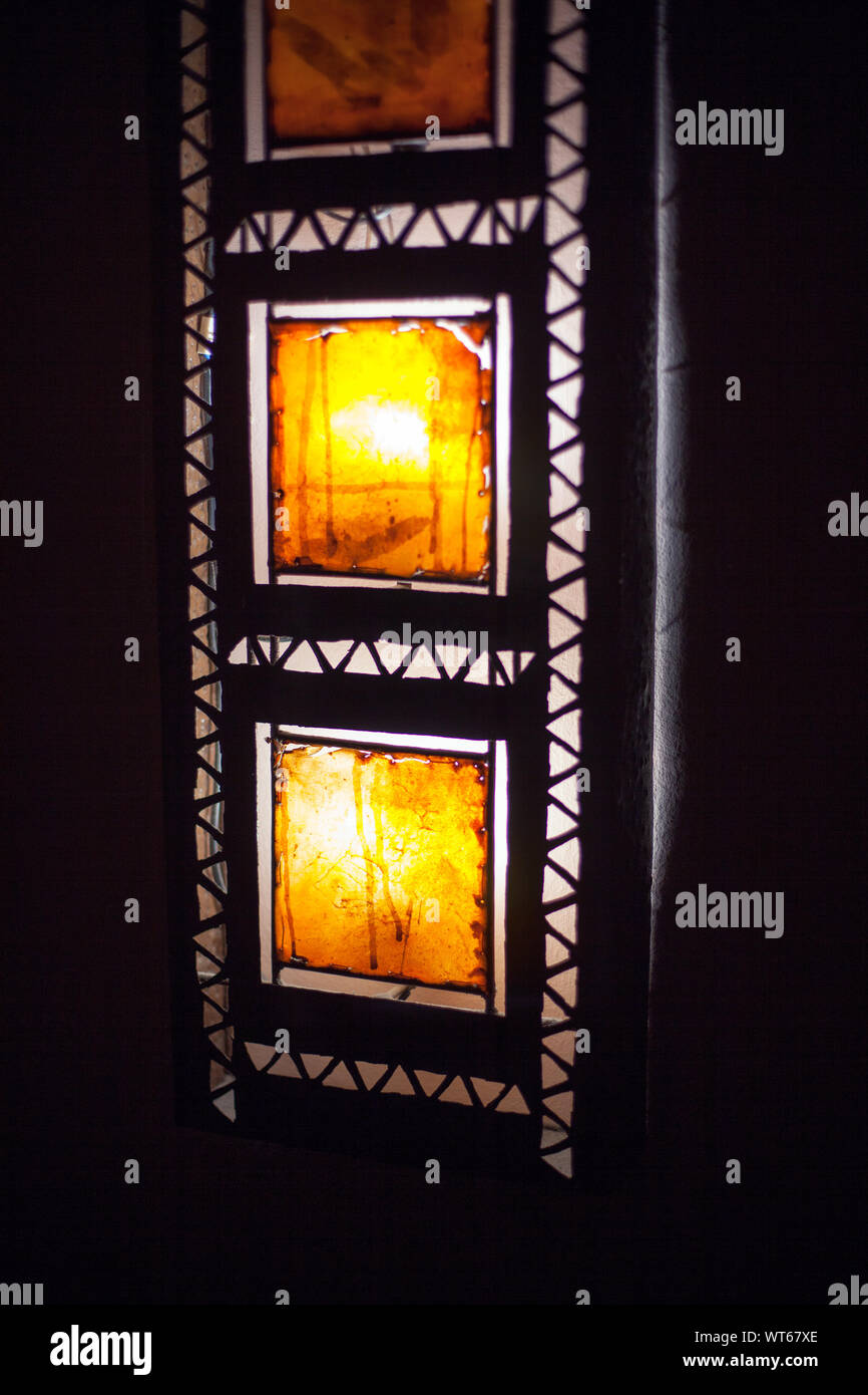 Lampada risplende in una stanza buia Foto Stock
