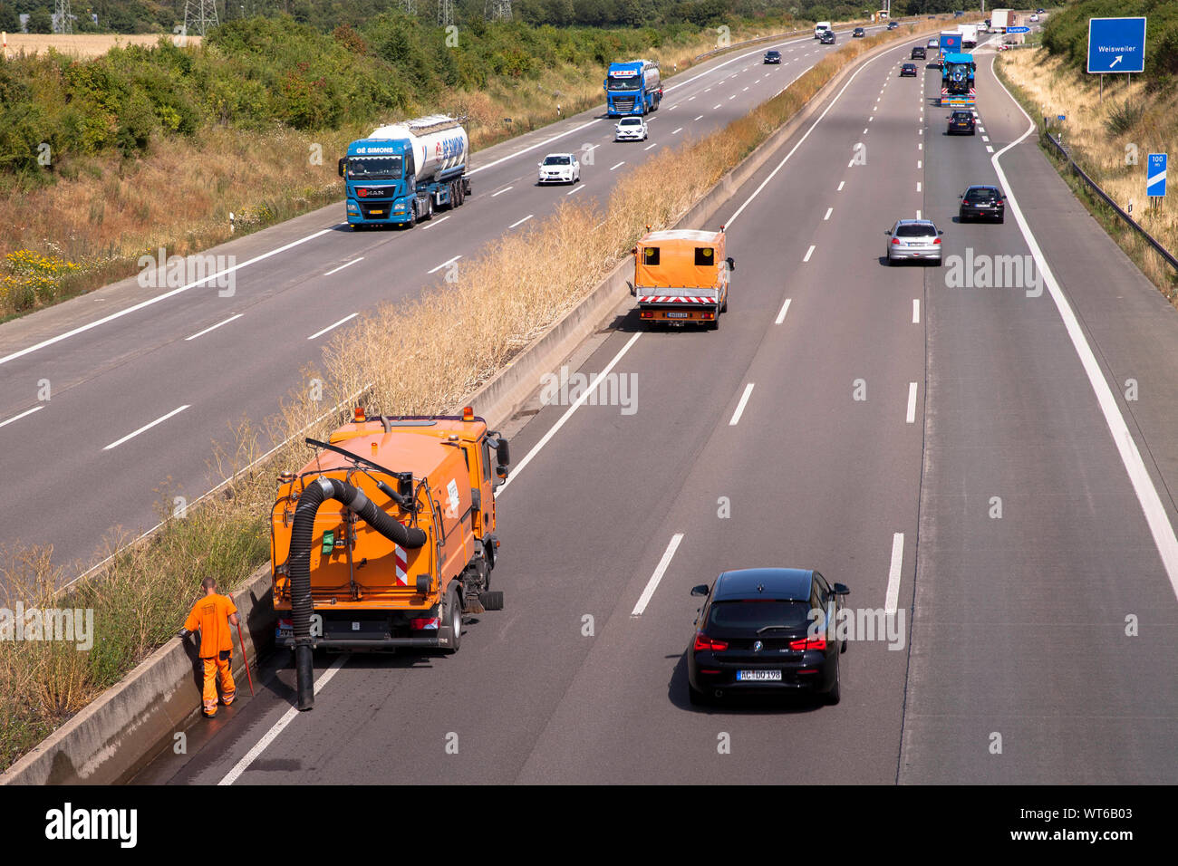 I lavoratori dell'autostrada autorità di manutenzione pulire le griglie di aspirazione su autostrada Autobahn A4 in Eschweiler-Weisweiler, Renania settentrionale-Vestfalia (Germania). Arbei Foto Stock