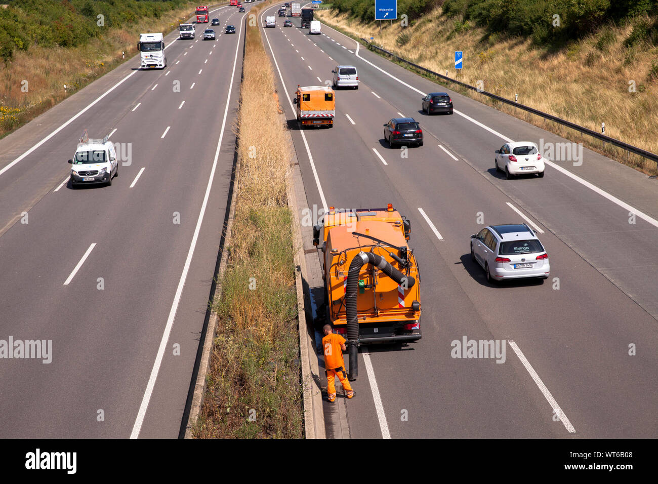 I lavoratori dell'autostrada autorità di manutenzione pulire le griglie di aspirazione su autostrada Autobahn A4 in Eschweiler-Weisweiler, Renania settentrionale-Vestfalia (Germania). Arbei Foto Stock