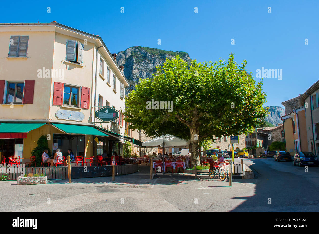 3 agosto 2015 un piccolo cafe la bordatura di un tipico villaggio francese quadrato in Drome regione di stile provenzale nel Sud Est della Francia Foto Stock