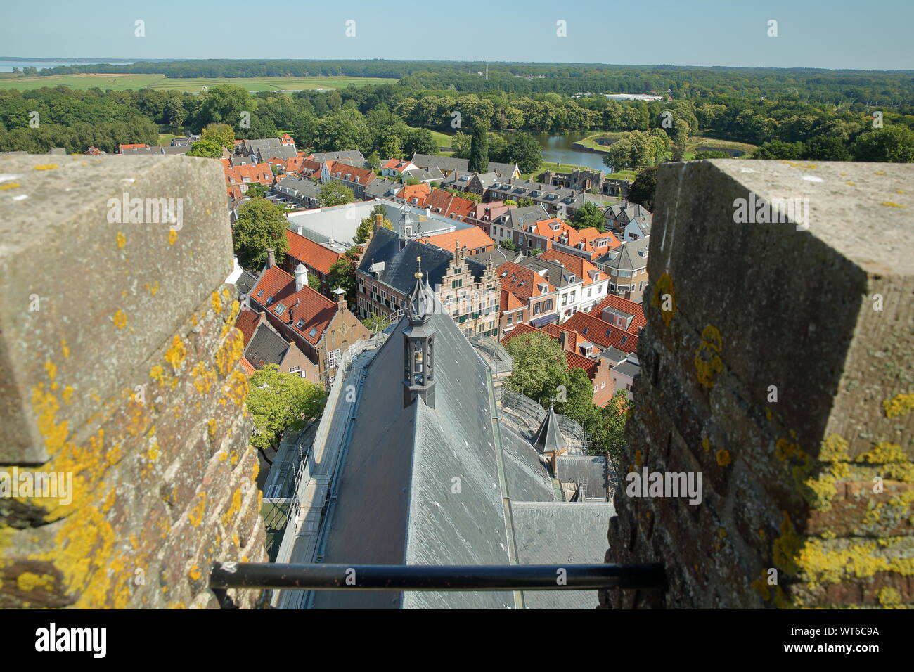 Vista aerea del colorato e i tetti delle case di Naarden, Paesi Bassi, con le mura fortificate del Grote Kerk Chiesa torre dell orologio in primo piano Foto Stock