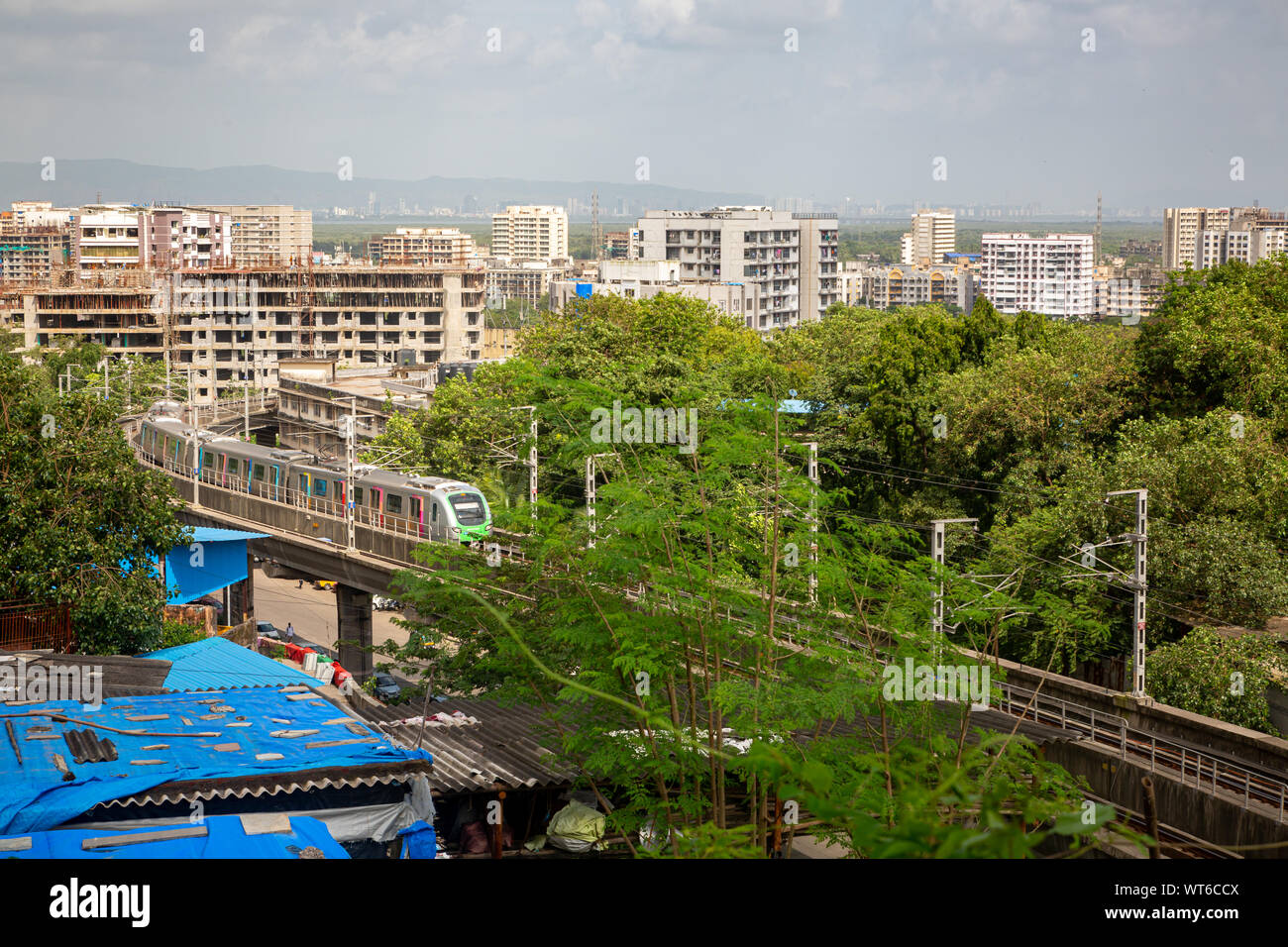 Città di mumbai vista aerea con la metro linea ferroviaria tra le baraccopoli e di edifici Foto Stock
