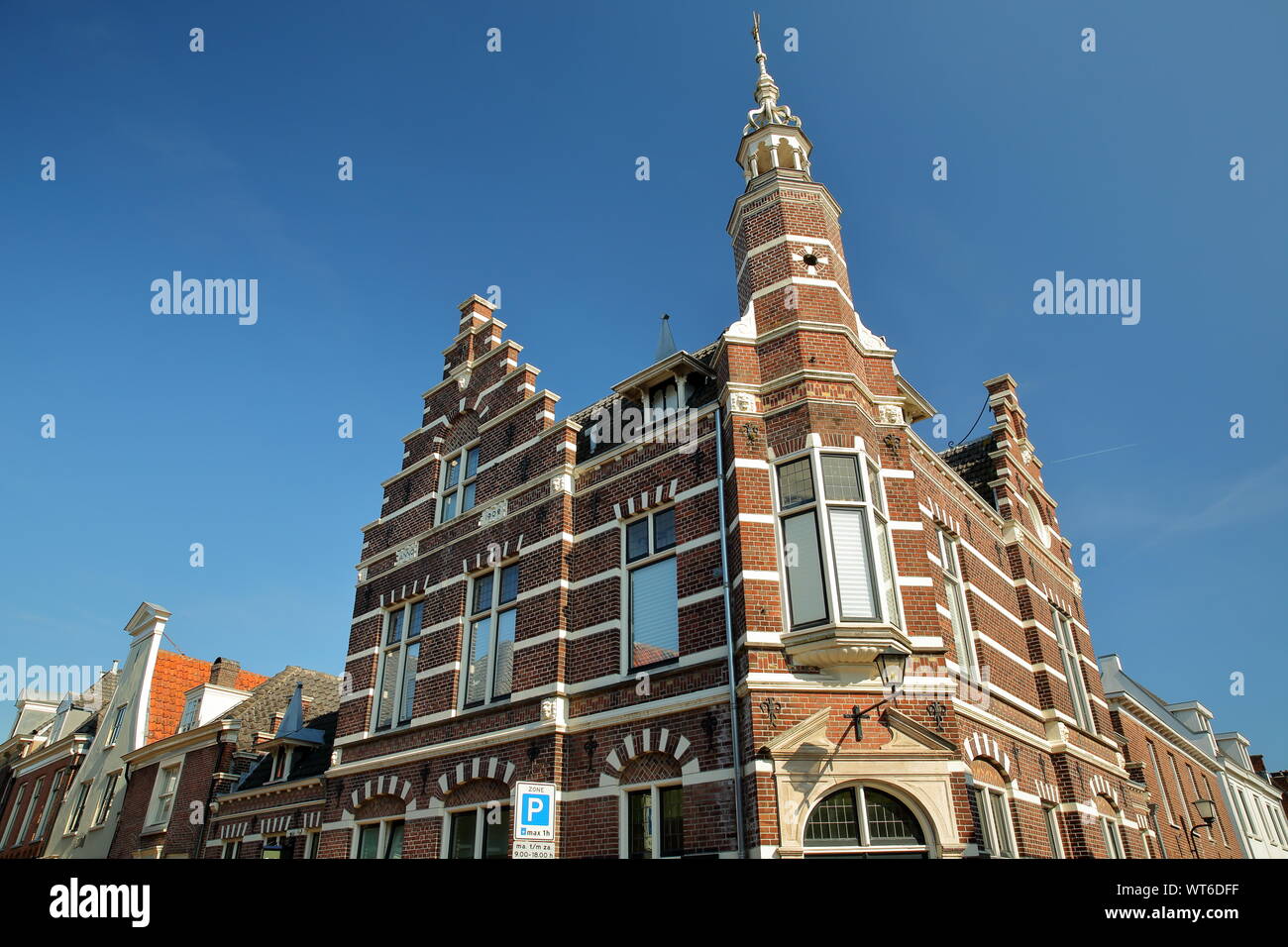 La facciata esterna di case storiche con intagli, situato sulla strada Cattenhage dentro la città fortificata di Naarden, Paesi Bassi Foto Stock