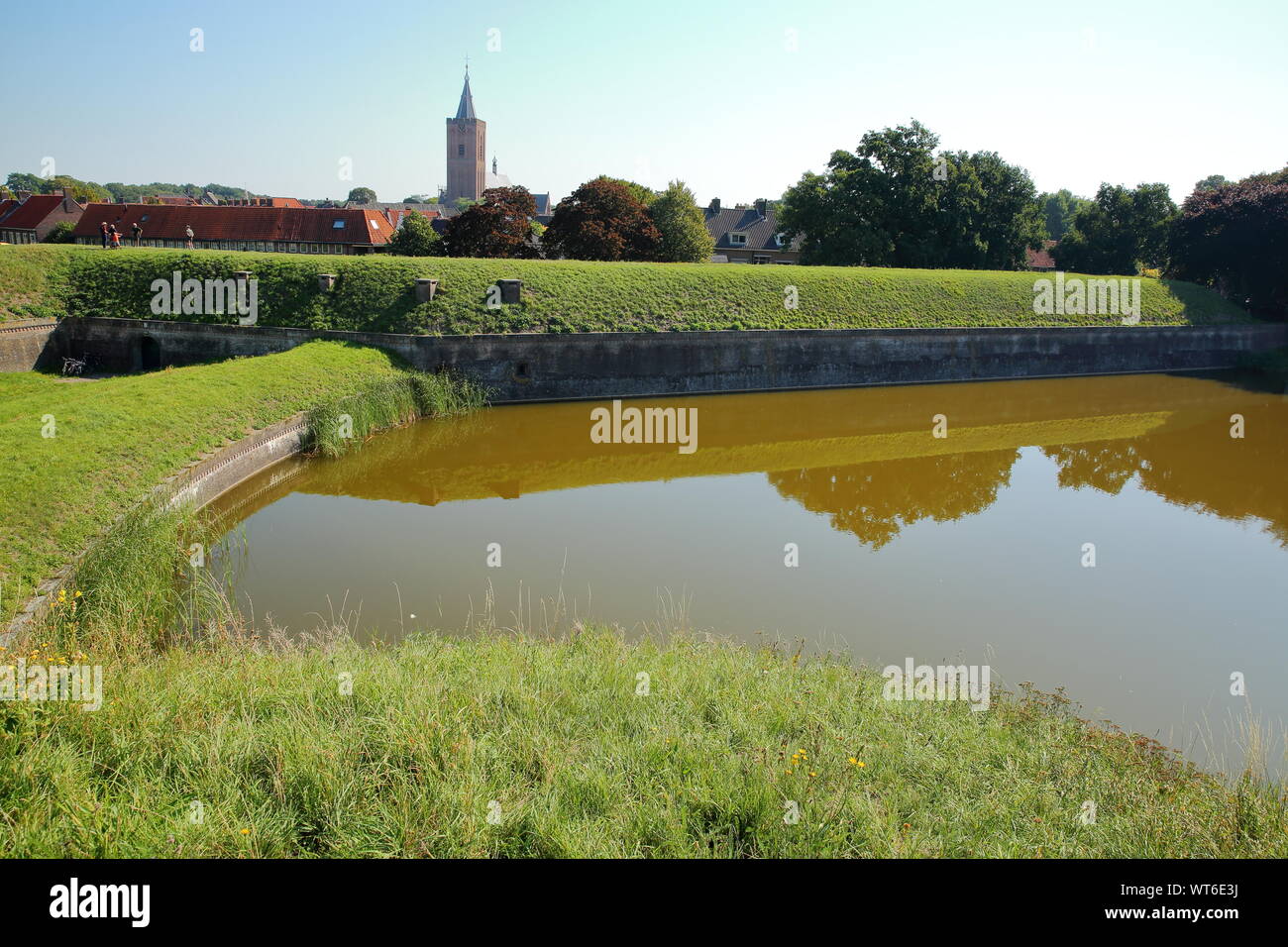 Le fortificazioni e fossati della città di Naarden, Paesi Bassi, con il Grote Kerk chiesa in background Foto Stock