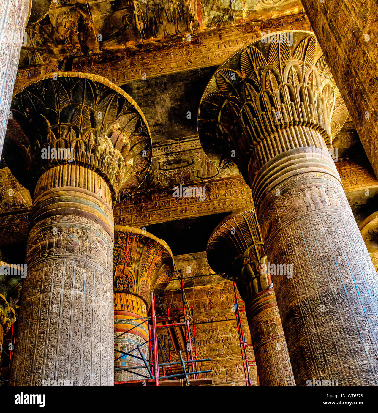 Lavori di restauro al tempio di Esna rivela illustri scene e dipinti, che non sono mai state mostrate prima. Foto Stock