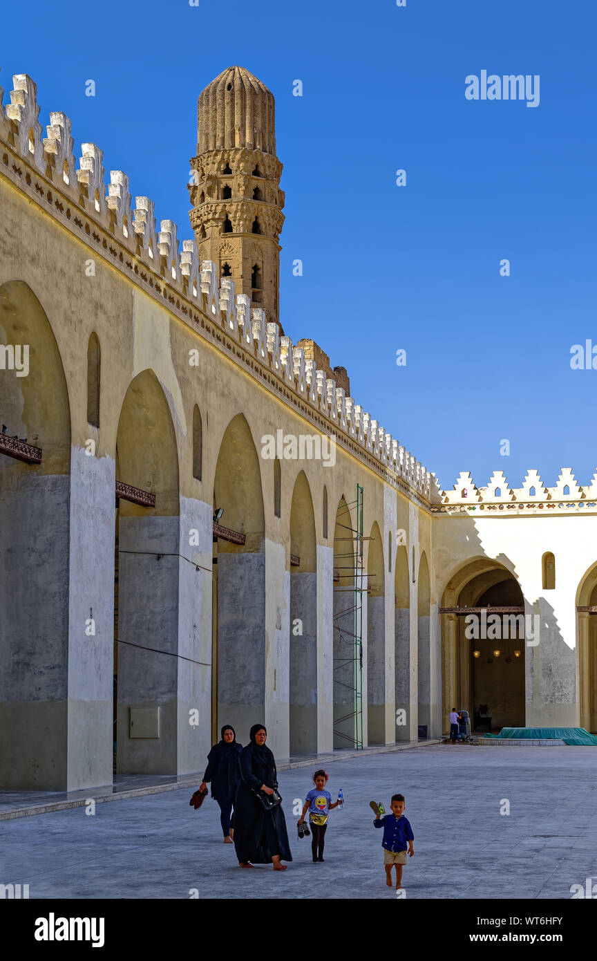 Adoratori camminando attraverso il cortile di al-Hakim mosque al Cairo Foto Stock