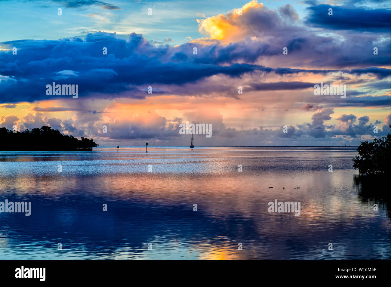 La mattina presto sky a Key West con blu pallido rosa e aranciati tra le nuvole Foto Stock
