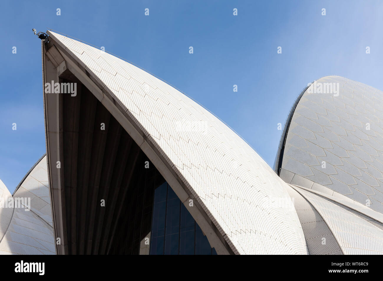 La Sydney Opera House e vele sul tetto Close Up dettaglio astratta. Blue Sky. Ore diurne. Foto Stock