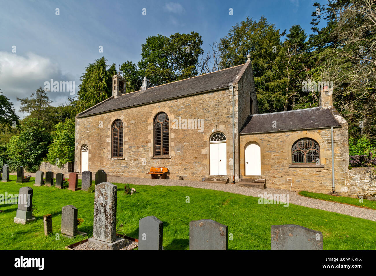 Chiesa BOTRIPHNIE DRUMMUIR MORAY Scozia la chiesa e cimitero in estate Foto Stock